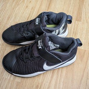 Boys basketball shoes size 1Y-Nike Team Hustle Quick 2, Black White